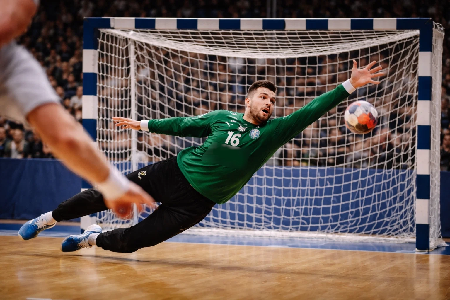 Handball-Torwart hält einen Siebenmeter